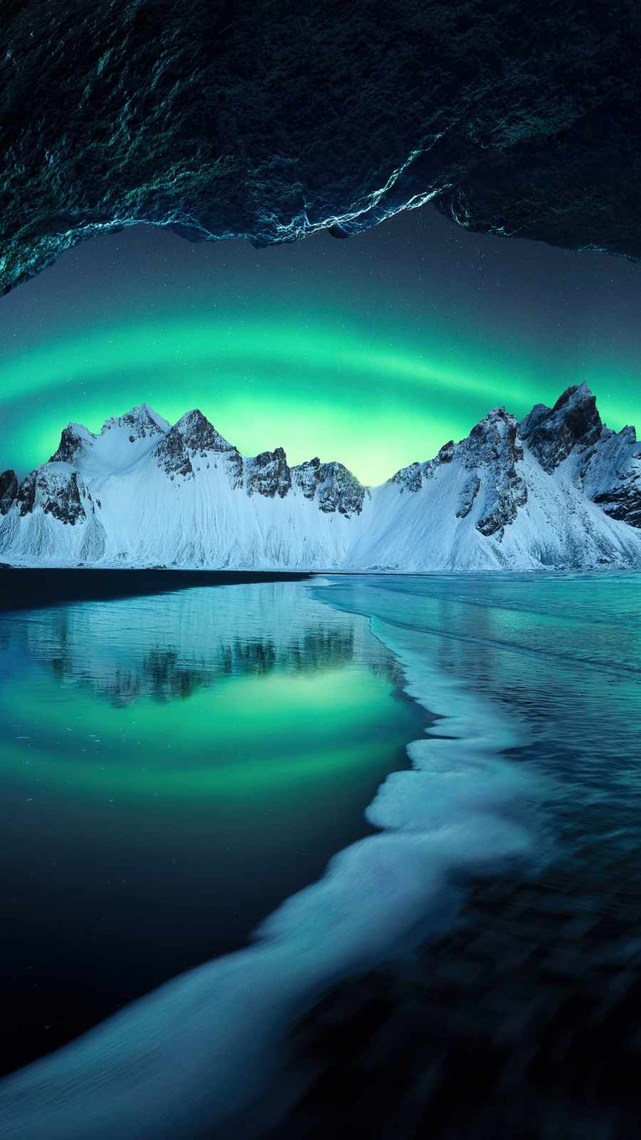 Aurora in iceland mountains
